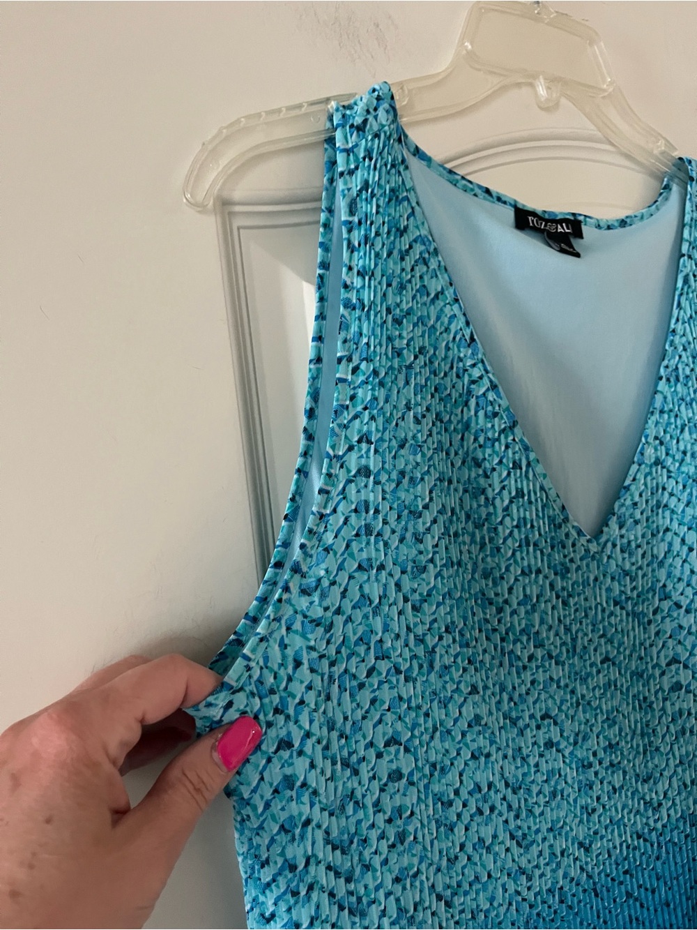 Roz & Ali Textured Royal Blue Ombre V-Neck Sleeveless Blouse Size XL - Picture 6 of 14